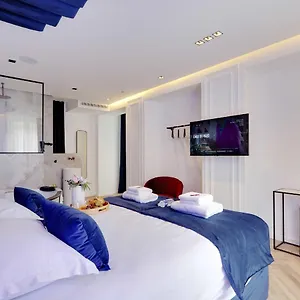 Couples Getaway Unit With Jacuzzi - Center Paris